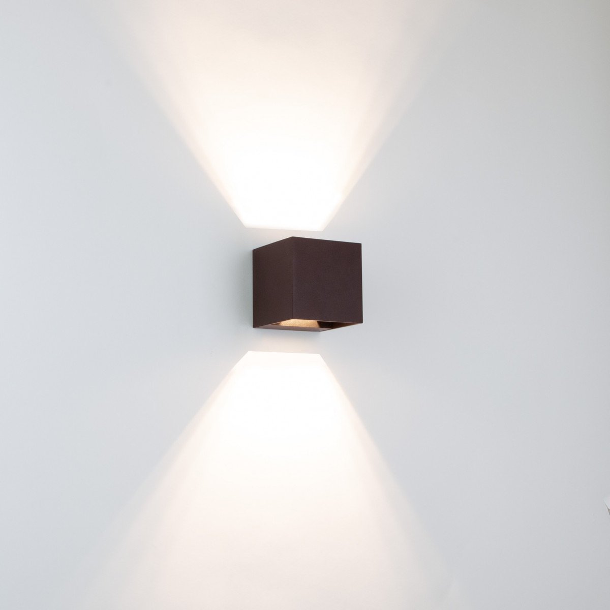 Reach up en downlighter muurlamp met modern design in zwarte kleur